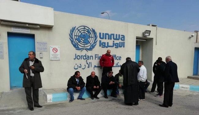 فلسطينيون من سوريا في الأردن يحتجّون أمام " أونروا" على تردي أوضاعهم