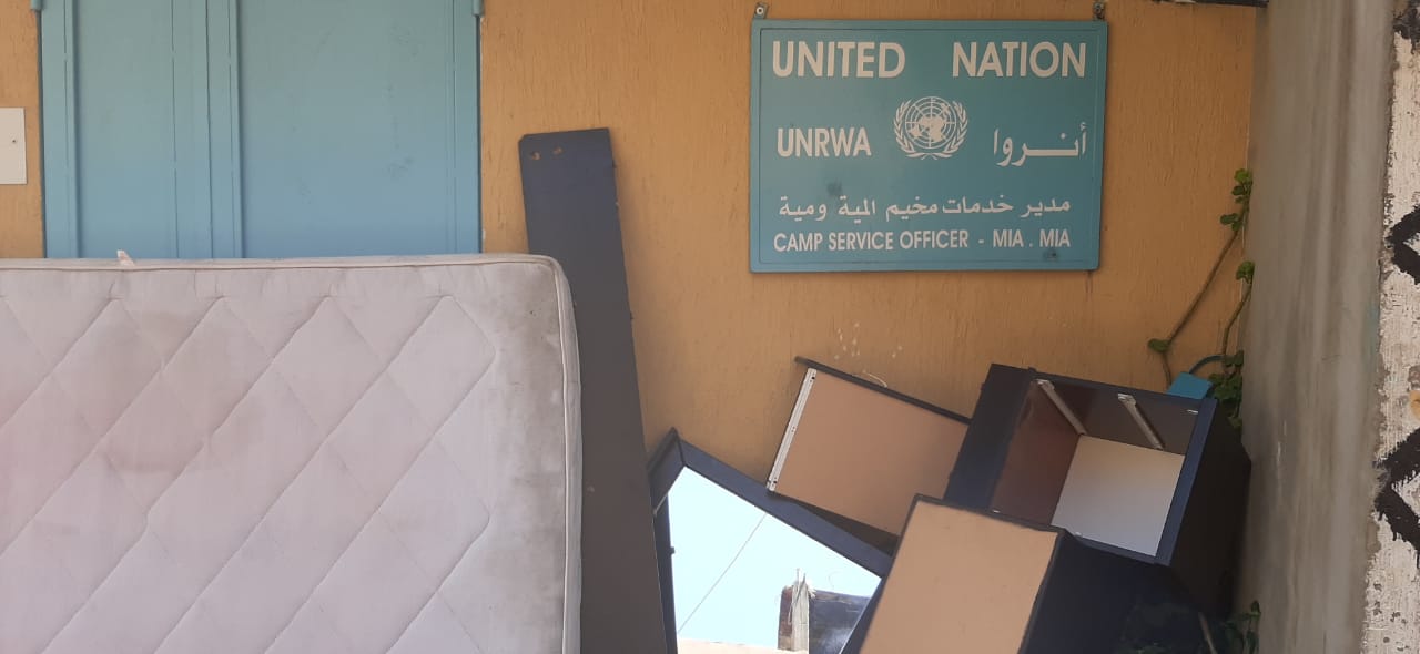 لاجئو "المية ومية" يغلقون مكتب الأونروا بعد انتشار حشرة البق في المخيم