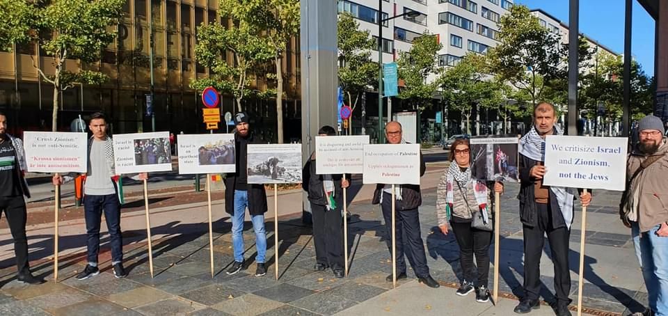 وقفة احتجاجية أمام مقر انعقاد المنتدى العالمي لمواجهة معاداة السامية بالسويد