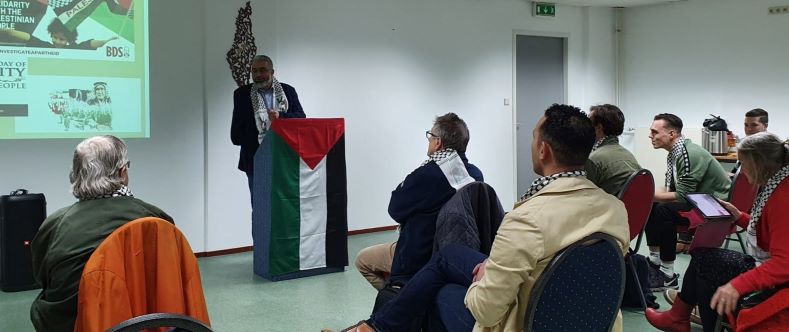 الجالية الفلسطينية في هولندا تكرم مجموعة من المتضامنين الهولنديين في يوم التضامن مع الشعب الفلسطيني