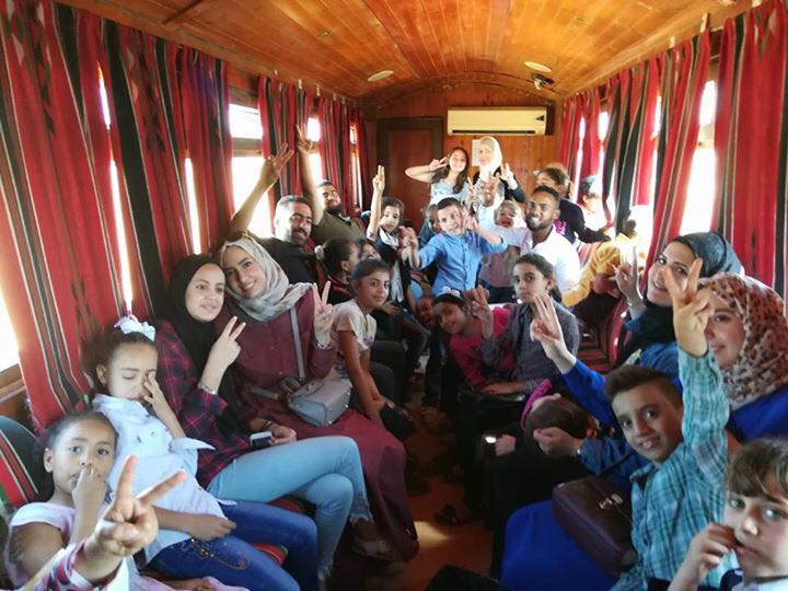 مركز راجع ينظم رحلة بالقطار لأطفال مخيم البقعة