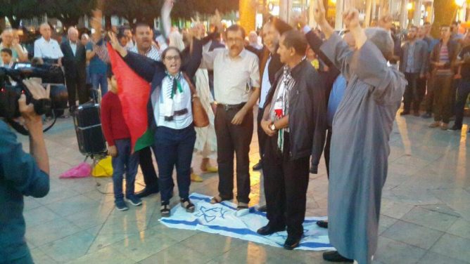 احتجاجات أمام البرلمان المغربي وإحراق العلم الاسرائيلي