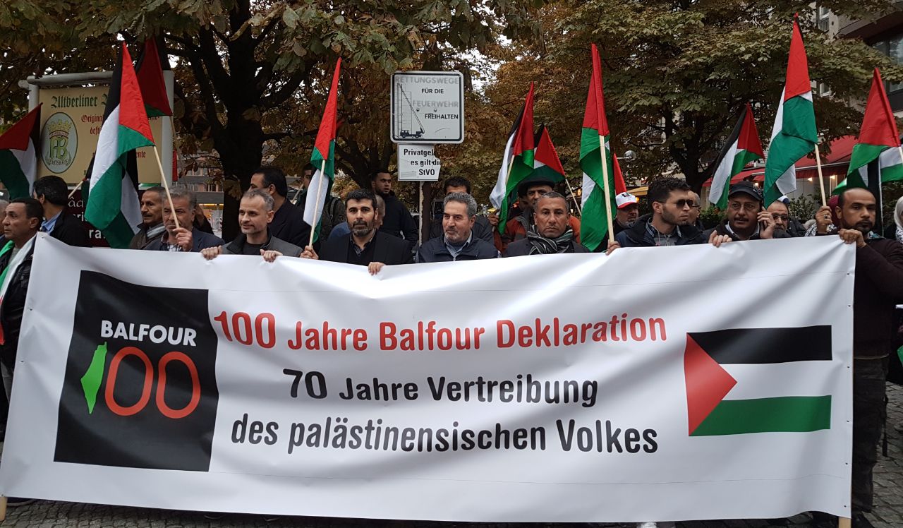 وقفة احتجاجية عند السفارة البريطانية في برلين