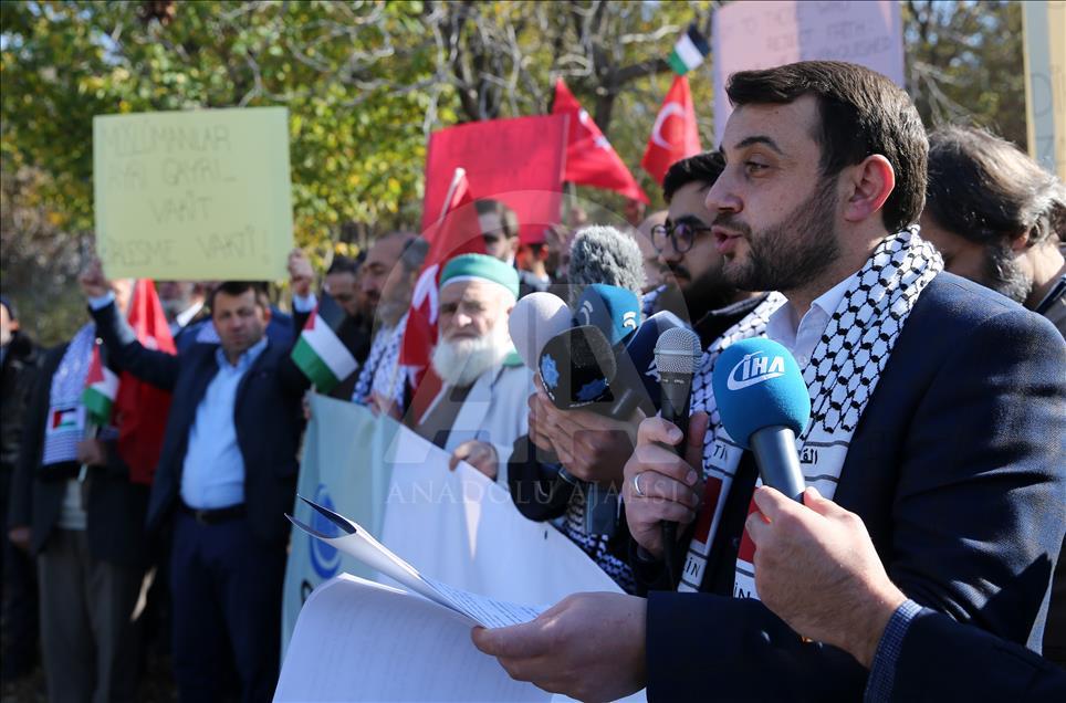 أتراك يتظاهرون عند السفارة البريطانية في العاصمة أنقرة
