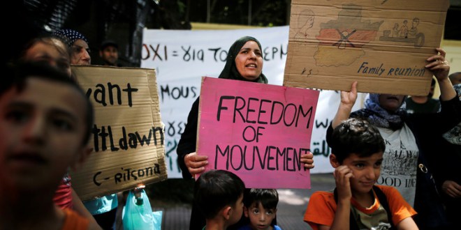 مهاجرون من سورية يتظاهرون أمام السفارة الألمانية في أثينا