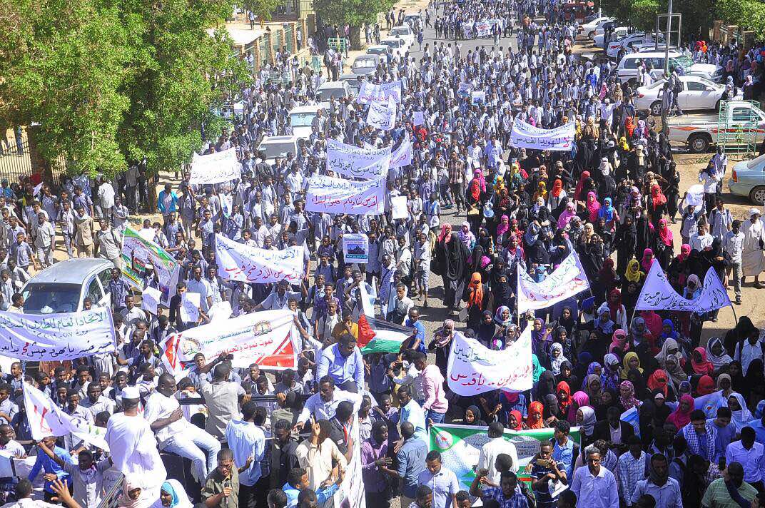 مسيرة طلابية حاشدة نصرة للقدس والأقصى في الخرطوم
