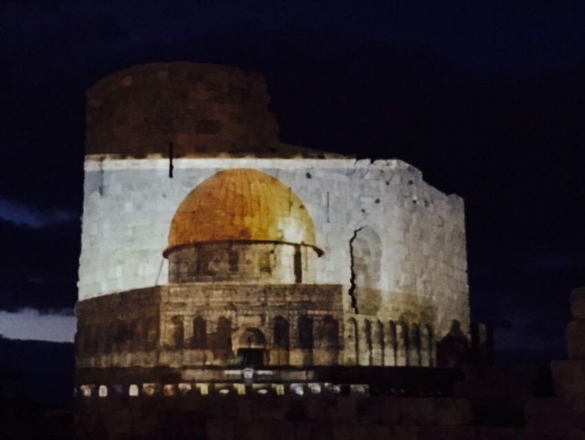إضاءة أسوار قلعة صيدا بصورة القدس والمسجد الأقصى