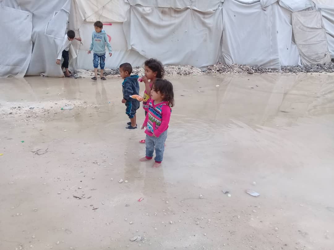 عاصفة مطرية تضرب مخيم دير بلوط والفلسطينيون يجددون دعواتهم لإخراجهم من المخيم