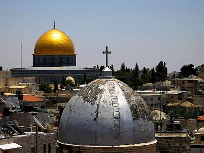 لجنة القدس تتواصل مع المطران حنا عطالله حول الاعتداء الصهيوني بحق الرهبان في القدس