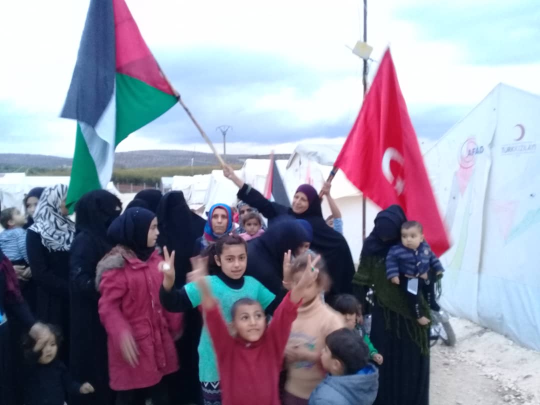 فلسطينيو مخيم دير بلوط يناشدون الرئيس أردوغان والشعب التركي بإدخالهم إلى الأراضي التركية