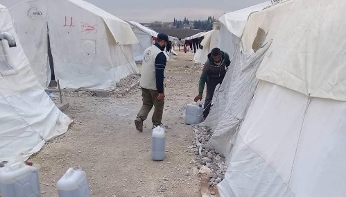 توزيع مساعدات على العائلات الفلسطينية في مخيم دير بلوط شمالي سوريا