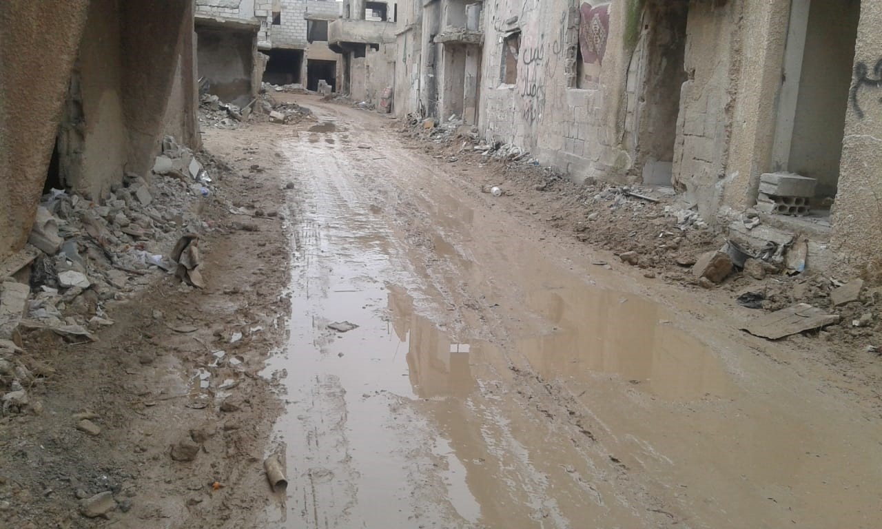 شوارع مخيّم درعا تغص بالاوحال والنفايات.. واللاجئون يتسائلون أين وعود &#34;الأونروا&#34; ؟