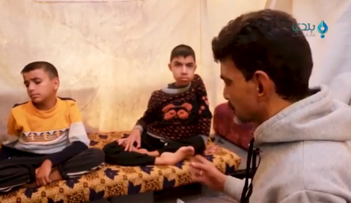 مؤثر: لاجئ فلسطيني في مخيم دير بلوط يناشد تقديم العلاج لولديه المريضين في تركيا