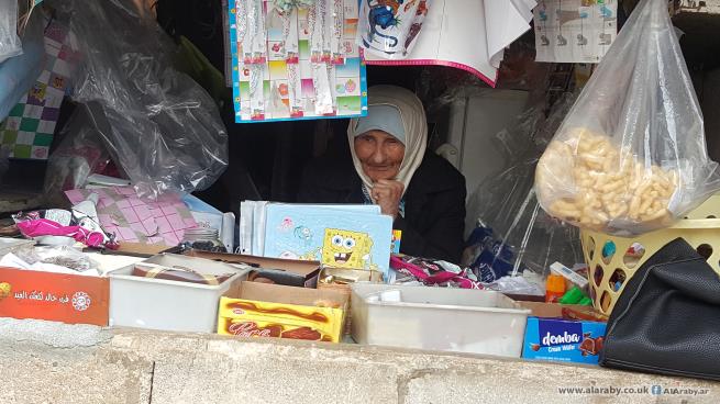 الحاجّة آمنة... لاجئة فلسطينية سبعينية تسعى وراء لقمة عيشها