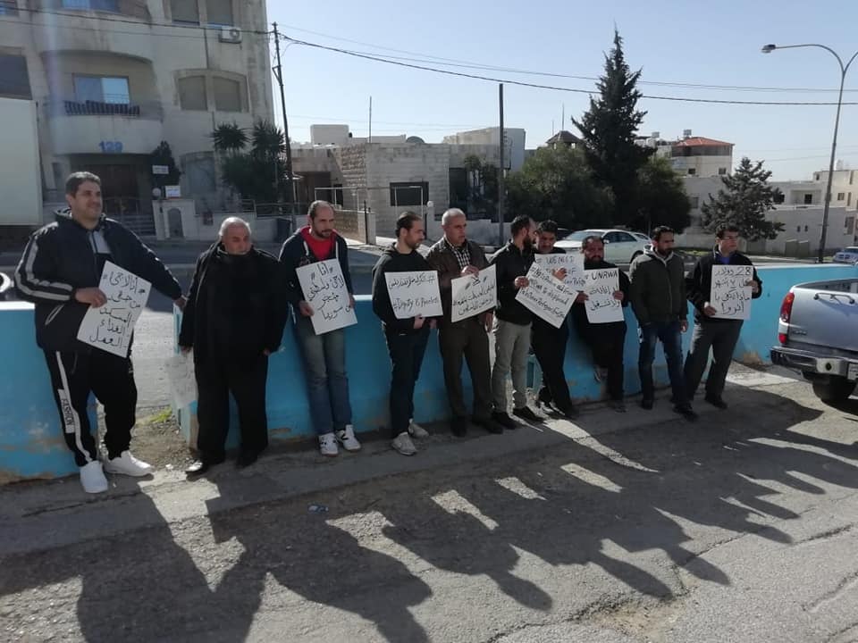 فلسطينيو سورية يعتصمون أمام مقر الأونروا في عمان بعد رفض مطالبهم