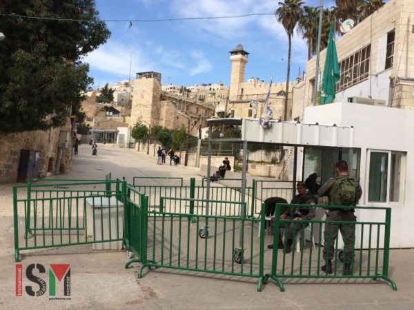 Palestinian arrested for selling bracelets near Ibrahimi Mosque checkpoint