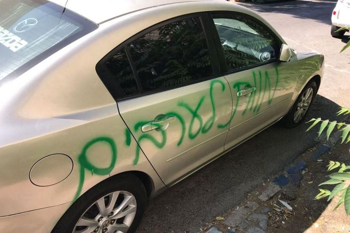 Israeli settlers target Palestinian cars in racist ‘price tag’ attack