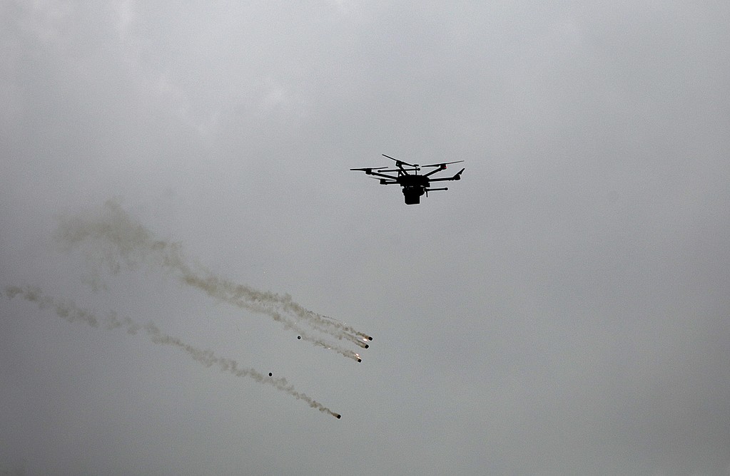  Israel uses drones to drop tear gas on Gaza marchers