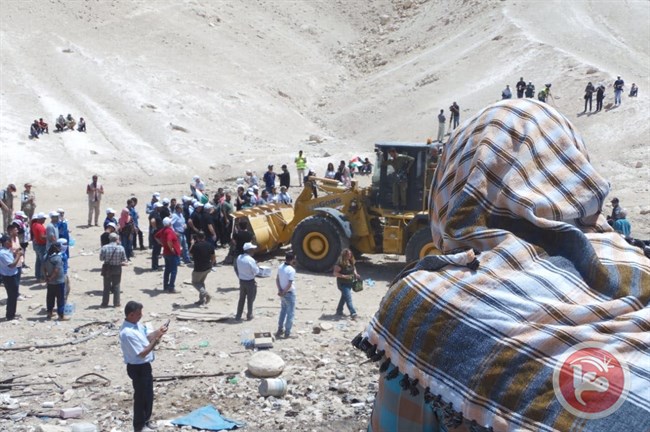 Israeli forces detain B&#39;Tselem field researcher during demolition of Khan al-Ahmar