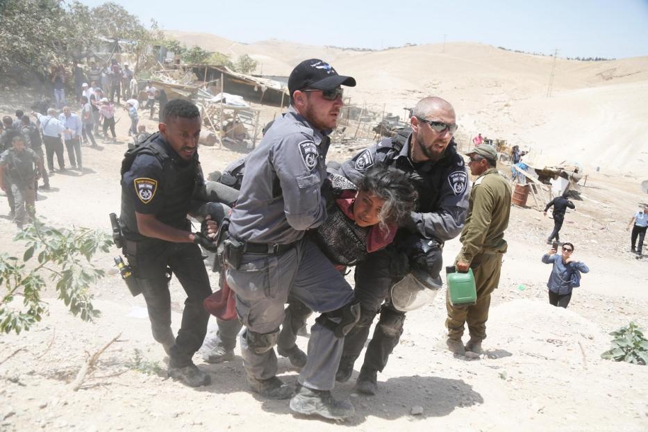 Israel police violently attack and evict Palestinians near Jerusalem