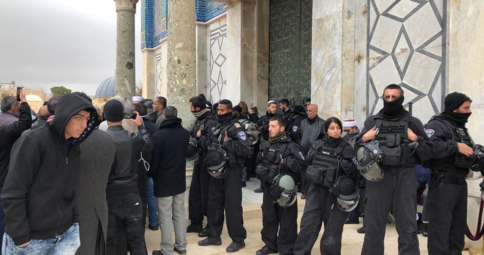 &#34;Israeli&#34; occupation police arrest Aqsa guards, detain worshipers