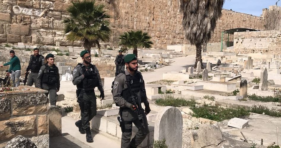 Israeli forces ransack Muslims&#39; cemetery near Aqsa Mosque