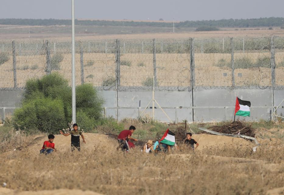 Gazans flock to fence for 69th week of protests