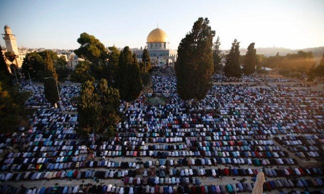 Following Settlers Calls to Raid it on First Day of Eid, Palestinians to Perform Eid Prayer Only at alAqsa