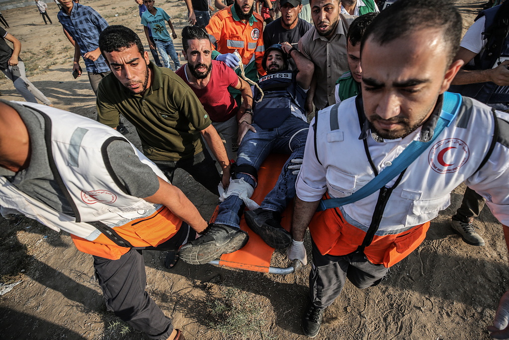 2 journalists wounded by Israeli occupation soldiers in the West Bank and Gaza Strip