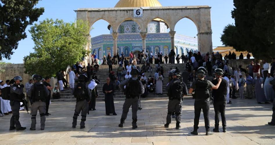 Scores of settlers defile al-Aqsa Mosque