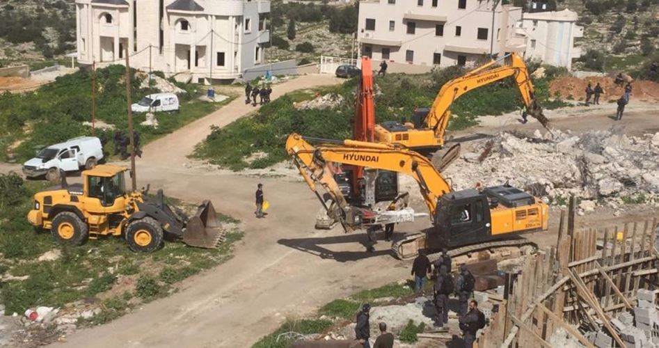 Israeli occupation forces razes two Palestinian homes in Jerusalem and al-Khalil