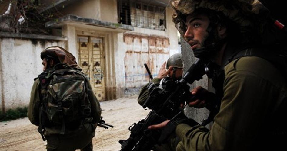 IOF raids homes, kidnaps Palestinians in W. Bank