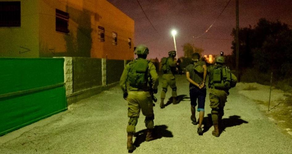 IOF kidnaps several Palestinians in dawn raids on homes