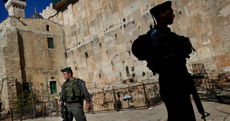 IOF arrests Palestinian young man near Ibrahimi Mosque