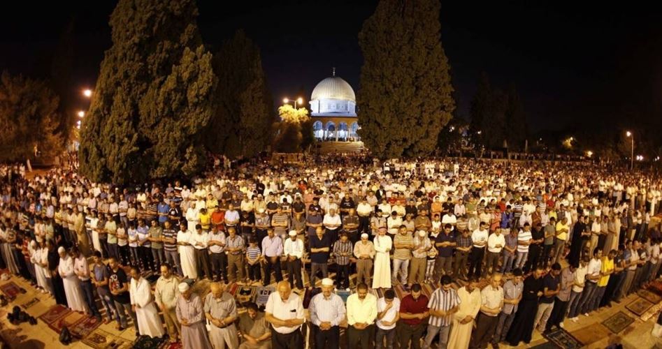 Thousands attend dawn prayers in Jerusalem and West Bank mosques