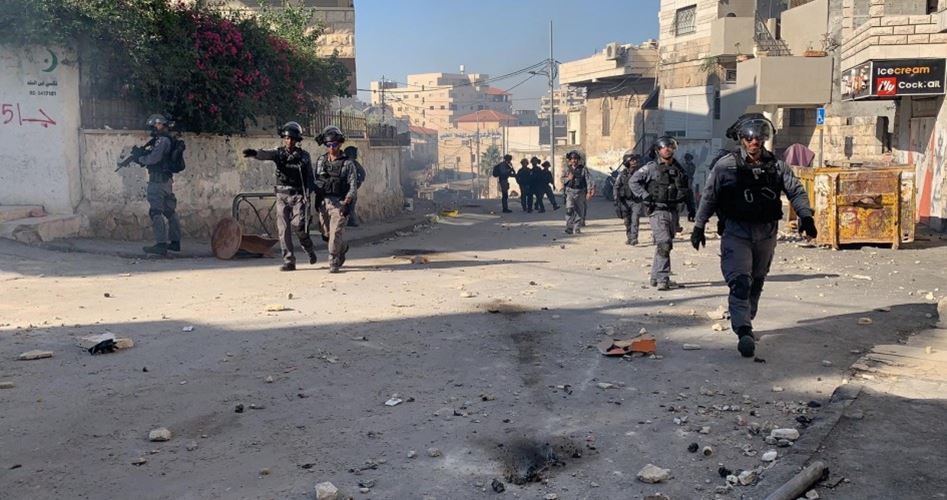 Dozens choke on tear gas in IOF attacks in Jerusalem, Qalqilya