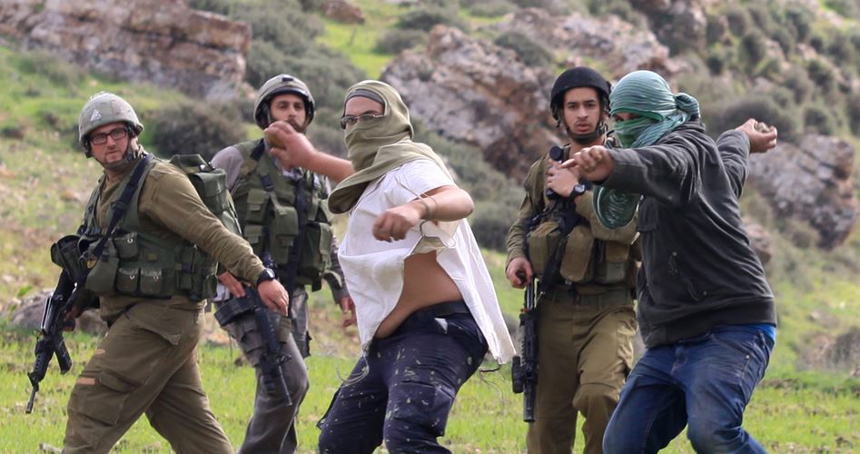 Two Palestinians injured in settlers’ attack on homes in al-Khalil