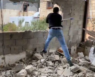 Palestinian Brothers Begin Demolishing their own Home in East Jerusalem