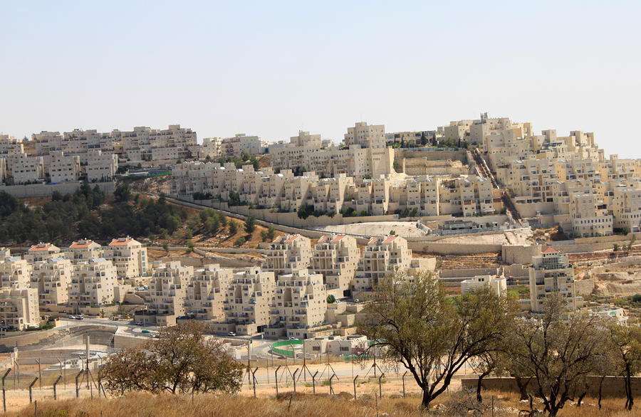 Israeli Colonists Install Mobile Homes On Palestinian Lands In Bethlehem