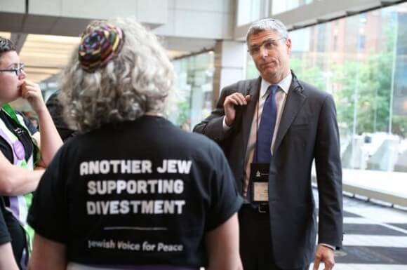 The Jewish community excommunicates Jews who support Palestinian freedom