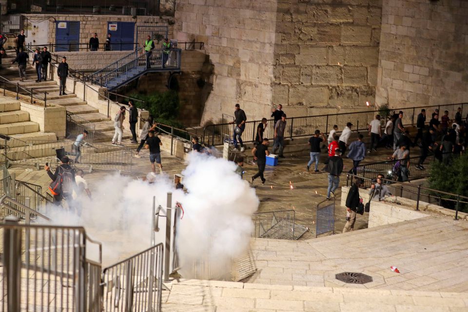 Ramadan nights see "Israeli" police and Palestinians face off in Jerusalem