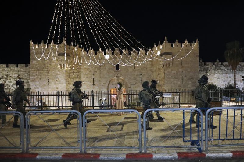 Hundreds injured as "Israeli" forces attack Palestinian worshipers in Jerusalem