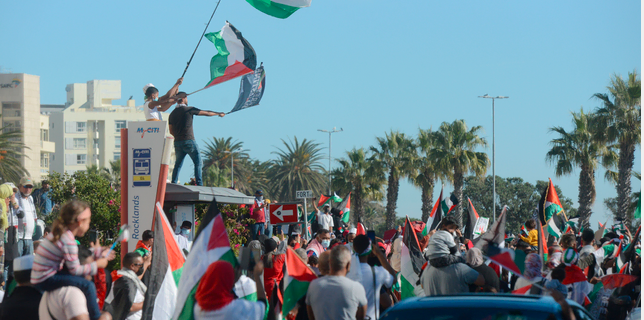 WATCH: Cops defend strong presence in Sea Point as 4 000 show up to support Palestine