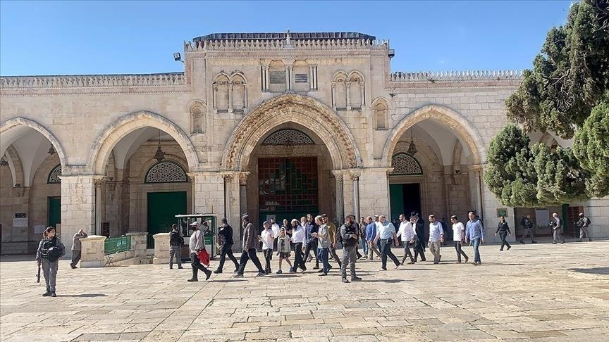 Scores of Israeli settlers storm Al-Aqsa compound in Jerusalem