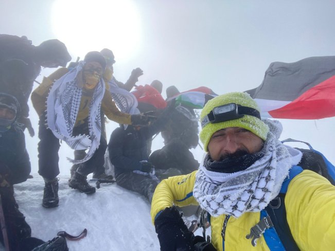  Palestinian travellers are flying their country's flag at the summit of Mount Ararat