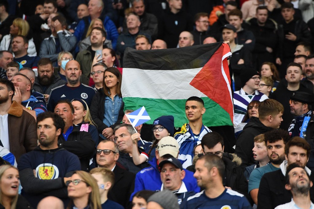 Scottish fans raise Palestinian flag and demand a boycott of playing with "Israel"