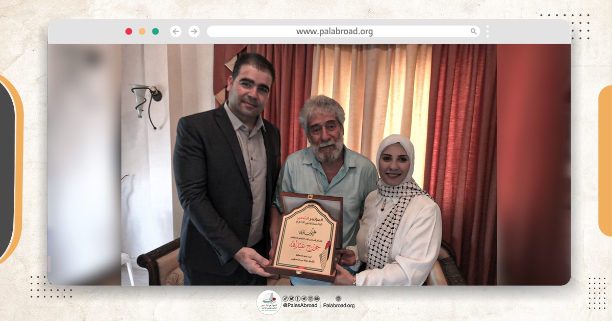 وفد من المؤتمر الشعبي يزور المناضل جورج عبد الله ويقدّم له درعًا تكريميًا