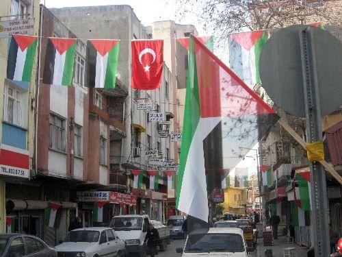 لاجئو فلسطين في اسطنبول بين القلق من الترحيل والخوف من معاناةٍ جديدة
