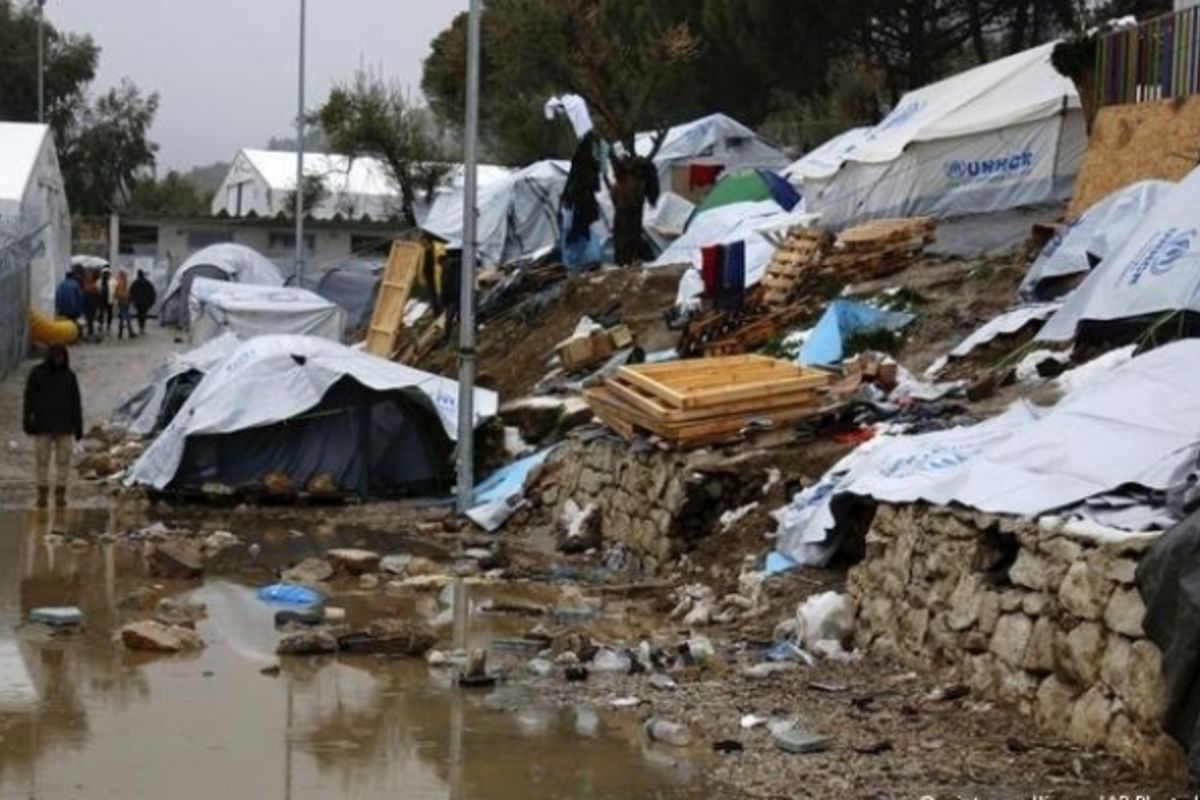 تضم 900 فلسطيني.. المفوضية الأوروبية تطالب اليونان بتحسين ظروف المخيمات